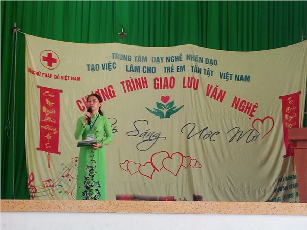 BÍ THƯ CHI BỘ - PHÓ HIỆU TRƯỞNG  VÕ TRẦN THANH THẢO PHÁT BIỂU TRONG BUỔI GIAO LUU VĂN NGHỆ